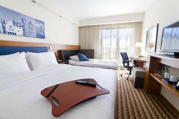 Фото номера Номер с кроватью &quot;queen-size&quot; и диван-кроватью Отель Hampton by Hilton Gdansk Airport г. Гданьск-Рембехово 9