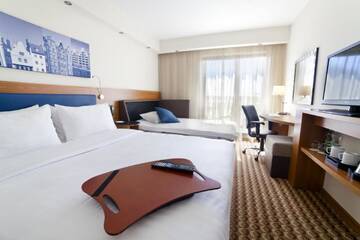 Фото номера Номер с кроватью &quot;queen-size&quot; и диван-кроватью Отель Hampton by Hilton Gdansk Airport г. Гданьск-Рембехово 4